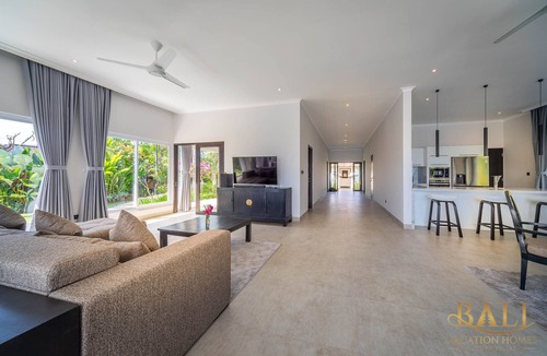 Dencarik Villa | Holiday Beachfront Villa Lovina Beach with private pool!