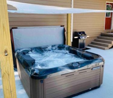Springfield House | Holiday Bourbon Trail Family FUN-ZONE! Hottub! Arcade Games! Pool Table! Locally Owned Historic Pope House! 3900sqft! Right Outside of Bardstown!