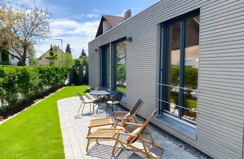 Kressbronn House | Holiday Home 'Eins' with Shared Terrace, Shared Garden and Wi-Fi