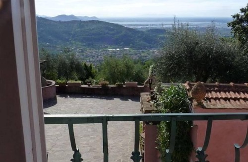 Massarosa House | holiday flat 'Dependance Gina' with pool