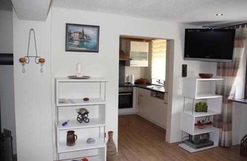 Frauenberg Apartment | Holiday flat with a view of the water