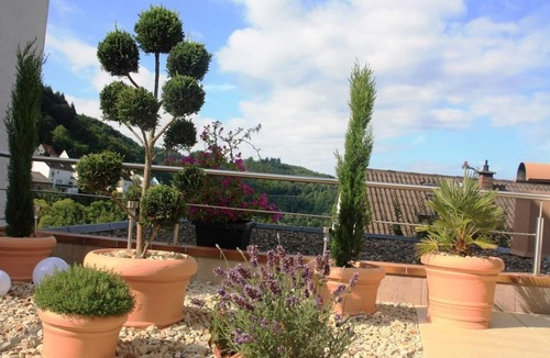 Frauenberg Apartment | Holiday flat with a view of the water