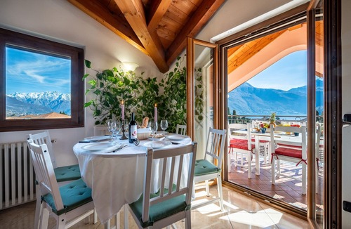 Dongo Apartment | Holiday flat with lake view Music & Art