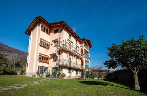 Dongo Apartment | Holiday flat with lake view Music & Art