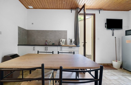 Calviac-en-Perigord House | Holiday Home "Maison 4 Personnes" with Shared Pool