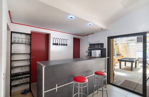 Calviac-en-Perigord House | Holiday Home "Maison 4 Personnes" with Shared Pool