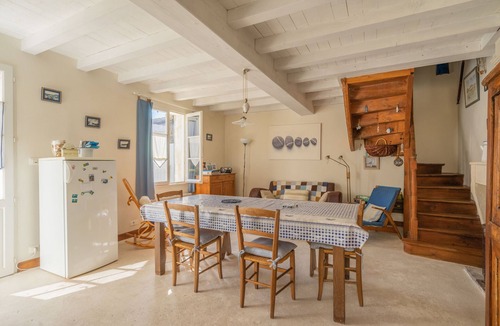 Mortagne-sur-Gironde House | Holiday Home 'Isatis' with Private Terrace