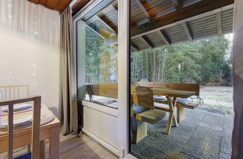 Neubau House | Holiday Home 'Am Neubäuer See' with Private Terrace, Shared Garden, and Wi-Fi