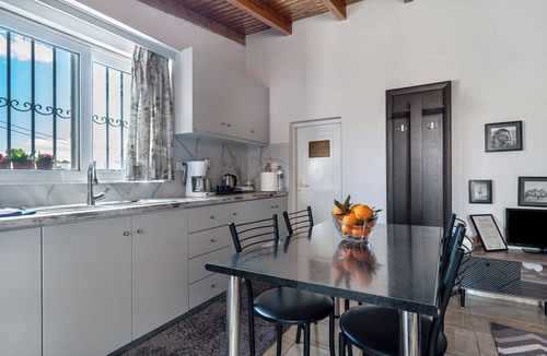 Kefalari House | Holiday Home 'Angela Apartment' with Private Terrace, Wi-Fi and Air Conditioning