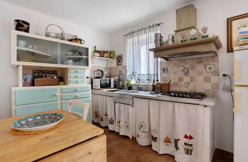 Sarzana Villa | Holiday Home 'Between 5 Terre and Versilia' with Shared Garden, Wi-Fi and Air Conditioning