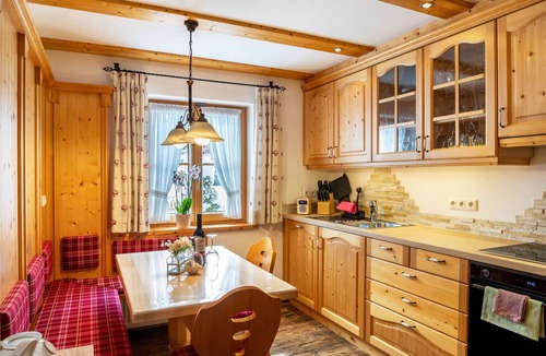 Mittenwald House | Holiday Home 'Bletschers Hoamat' with Mountain View, Private Terrace and Wi-Fi