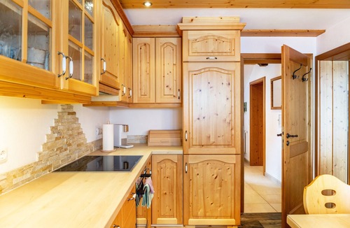 Mittenwald House | Holiday Home 'Bletschers Hoamat' with Mountain View, Private Terrace and Wi-Fi