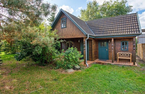 Verchen House | Holiday Home 'Blockbohlen-Haus Auf Hof Verchen' with Private Terrace, Private Garden and Wi-Fi