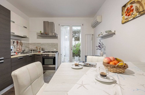 Terrasini Apartment | Holiday Home 'Calarossa Tourist House Di Ale & Anny' with Sea View, Wi-Fi, and Air Conditioning