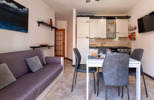 Alghero Apartment | Holiday Home 'Casa 'Sole Del Lido' with Balcony and Air Conditioning