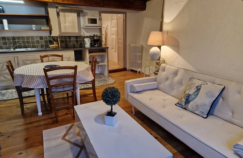 Freychenet House | Holiday Home 'Charmante Petite Grange' with Mountain View and Wi-Fi