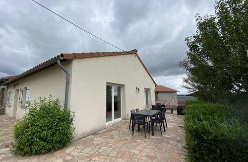 Vabres House | Holiday Home 'Chez Alex Et Oliv' with Mountain View, Private Terrace and Shared Garden