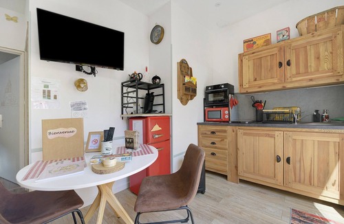 Ducey House | Holiday Home 'Comme À La Maison' with Private Terrace, Garden & Wi-Fi