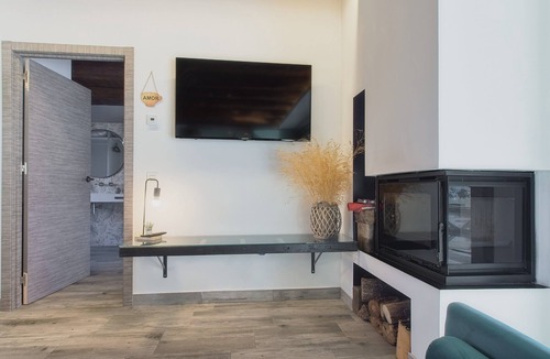 San Justo de la Vega House | Holiday Home 'Con Encanto' with Private Garden, Balcony and Wi-Fi
