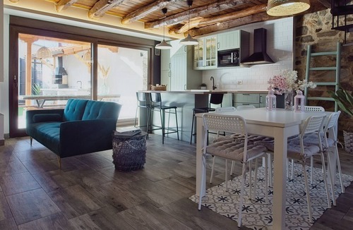 San Justo de la Vega House | Holiday Home 'Con Encanto' with Private Garden, Balcony and Wi-Fi