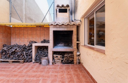 Soneja House | Holiday Home 'Cozy Townhouse In Soneja' with Mountain View, Wi-Fi and Air Conditioning
