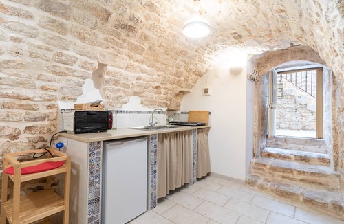 Conversano House | Holiday Home 'Dimora Marter' with Private Terrace, Wi-Fi and Air Conditioning