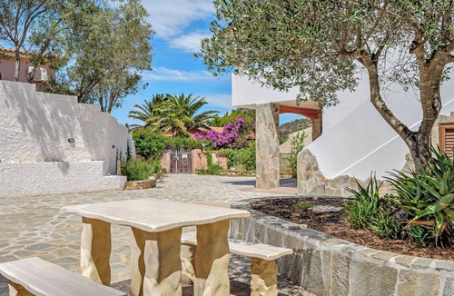 Porto Istana House | Holiday Home 'Elia's House' with Private Terrace, Wi-Fi and Air Conditioning