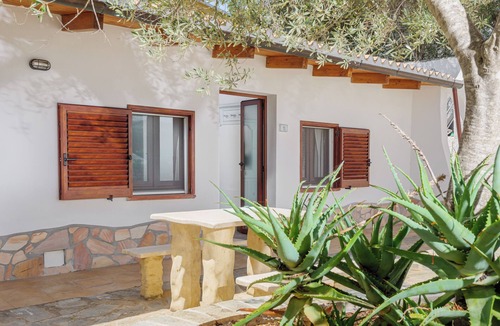 Porto Istana House | Holiday Home 'Elia's House' with Private Terrace, Wi-Fi and Air Conditioning