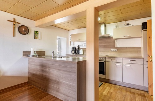 Frankenhofen House | Holiday Home 'em Biehl' with Spacious Garden