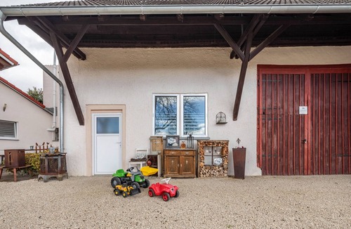 Frankenhofen House | Holiday Home 'em Biehl' with Spacious Garden