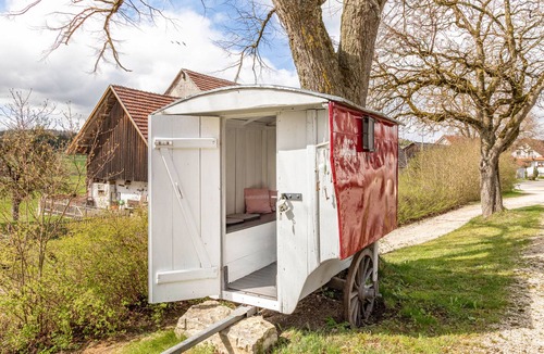 Frankenhofen House | Holiday Home 'em Biehl' with Spacious Garden