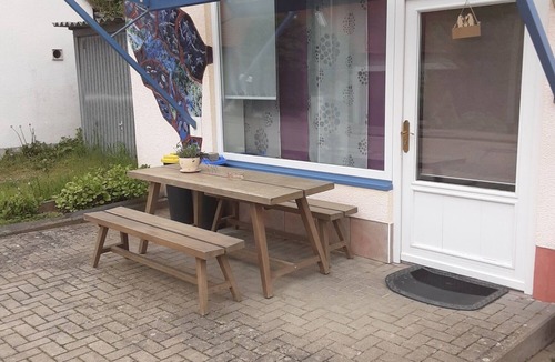 Laugna House | Holiday Home 'Garten Der Ruhe' with Balcony and Wi-Fi