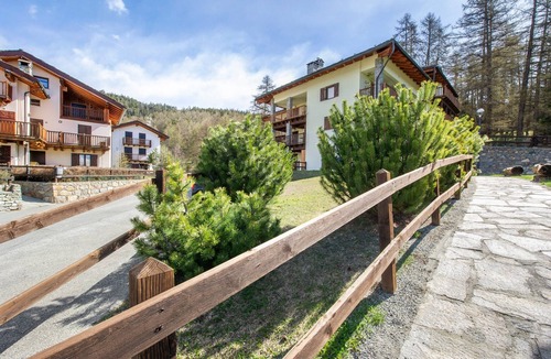 Saint-Vincent House | Holiday Home 'Gioiello Col De Joux' with Mountain View, Private Garden and Wi-Fi