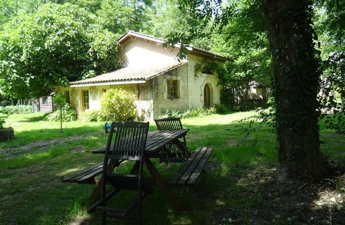 Gaillan-en-Medoc House | Holiday Home "Gîte De La Cascade" with Private Pool, Garden, and Wi-Fi