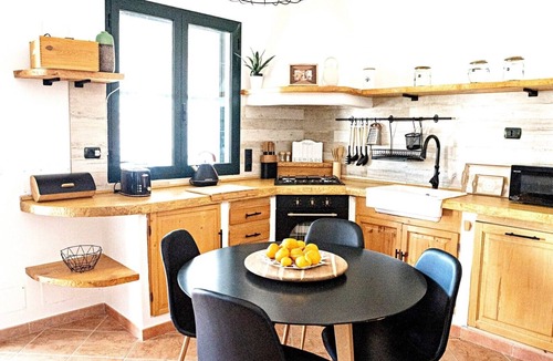 Alghero House | Holiday Home 'Giulia' with Shared Pool, Wi-Fi and Air Conditioning