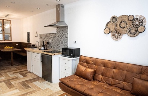 Alghero House | Holiday Home 'Giulia' with Shared Pool, Wi-Fi and Air Conditioning
