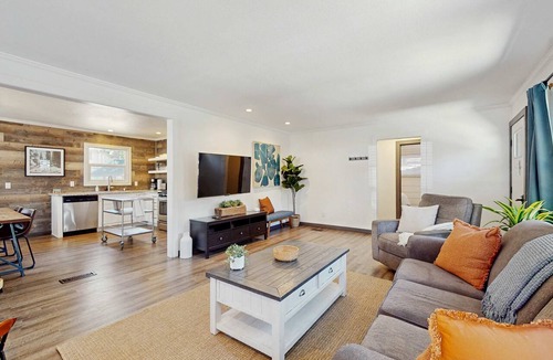 Lakeside Park Cabin | Holiday Home & Hot Tub - Walk 12 Mins to Beach or 6 Mins to Heavenly Gondola
