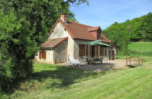 Isenay House | Holiday Home in Isenay near Lake and Forest