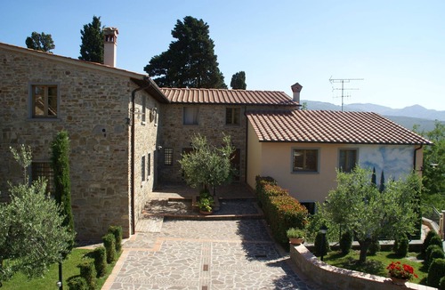 Montecarelli House | Holiday Home in Montecarelli with Pool