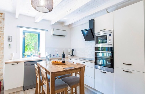 Soturac House | Holiday Home in Soturac with Private Pool
