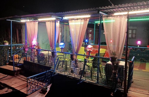 Dal Lake Hotel | Holiday Home