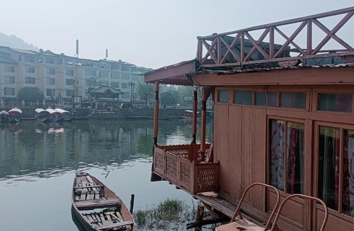 Dal Lake Hotel | Holiday Home