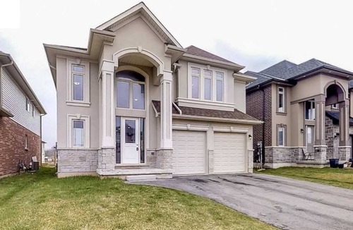 Hamilton House | Holiday home in Stoney Creek / East Hamilton Good for large groups or families