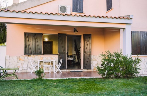 Quartu Sant'Elena House | Holiday Home 'Villa Carola' with Mountain View, Wi-Fi and Air Conditioning