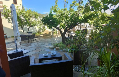 Capitana House | Holiday Home 'Villa Antoinette' with Private Terrace, Wi-Fi and Air Conditioning