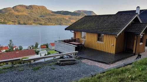 Averoy House | Holiday Home Kvernesfjorden