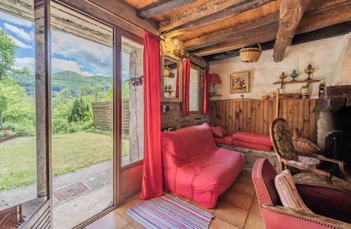 Freychenet House | Holiday Home “La Barraço” with Mountain View, Private Terrace & Wi-Fi