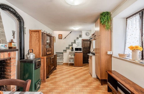 Montefegatesi House | Holiday Home 'La Casina Di Nonno Loriano' with Wi-Fi