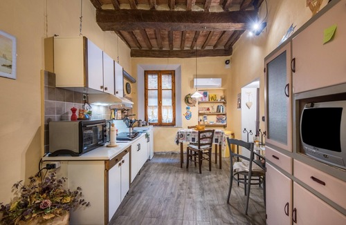 Buonconvento House | Holiday Home 'La Casa Gialla Di Buonconvento' with Wi-Fi and Air Conditioning