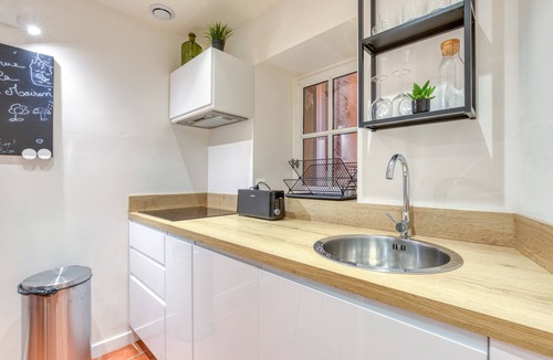 Beziers City Centre House | Holiday Home 'La Reine' with Wi-Fi and Air Conditioning
